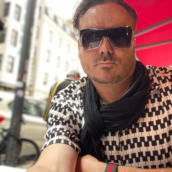 Hi I’m Vincent from Vegas.  Some people call me Vince, Vinnie or Vegas-Vinnie - Picture 5 of 12